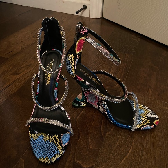 Snakeskin Rhinestone Wedge - Picture 5 of 6